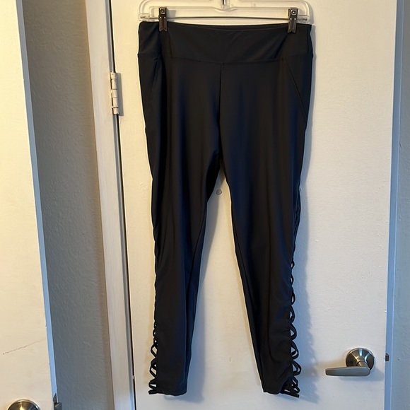 Bundle of Exercise Leggings. Size Large. - Picture 7 of 9